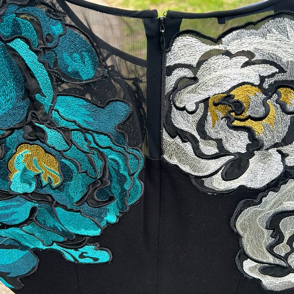 Striking Carlisle Black, Green, White, Gold Graphic Ruffled Top, 14 - Picture 6 of 14